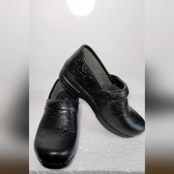 Dansko Clogs Leather Womens shoe Flower Pattern Black size 37 (6.5-7) - Picture 1 of 10